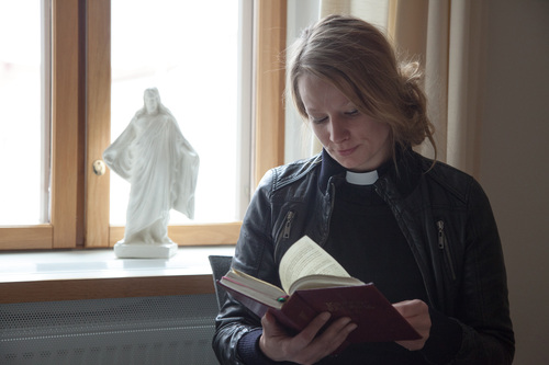 Pappi lukee kirjaa
