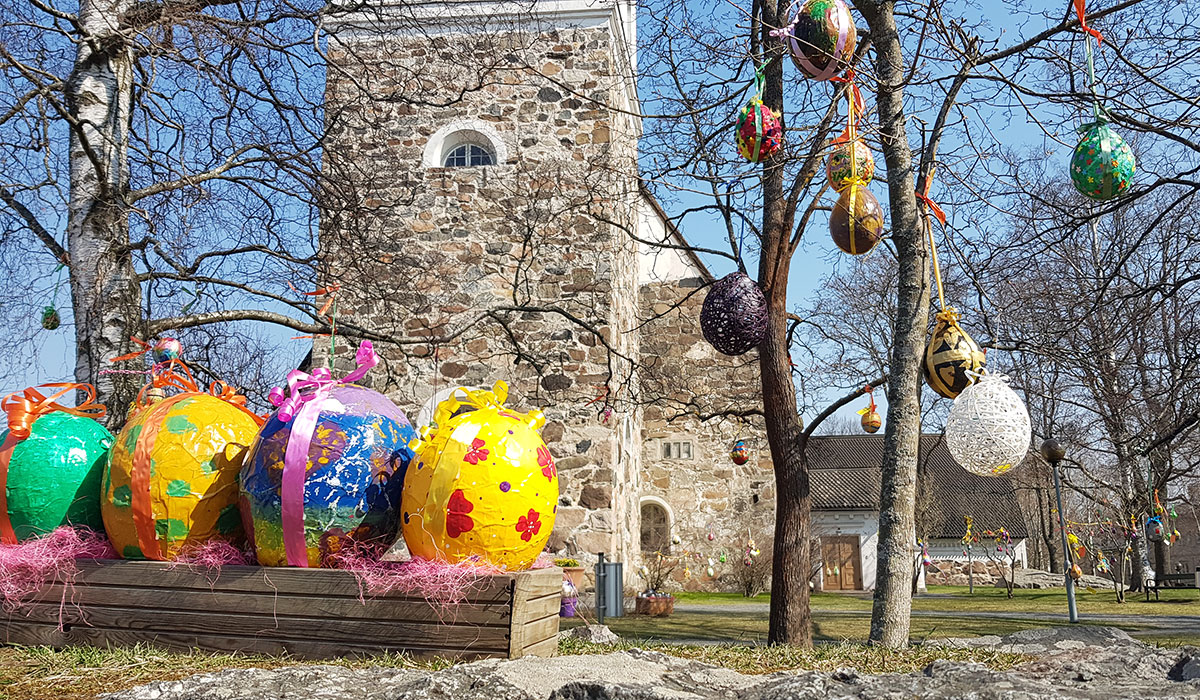 Värikkäitä pääsiäismunia Pyhän Ristin kirkon pihalla.
