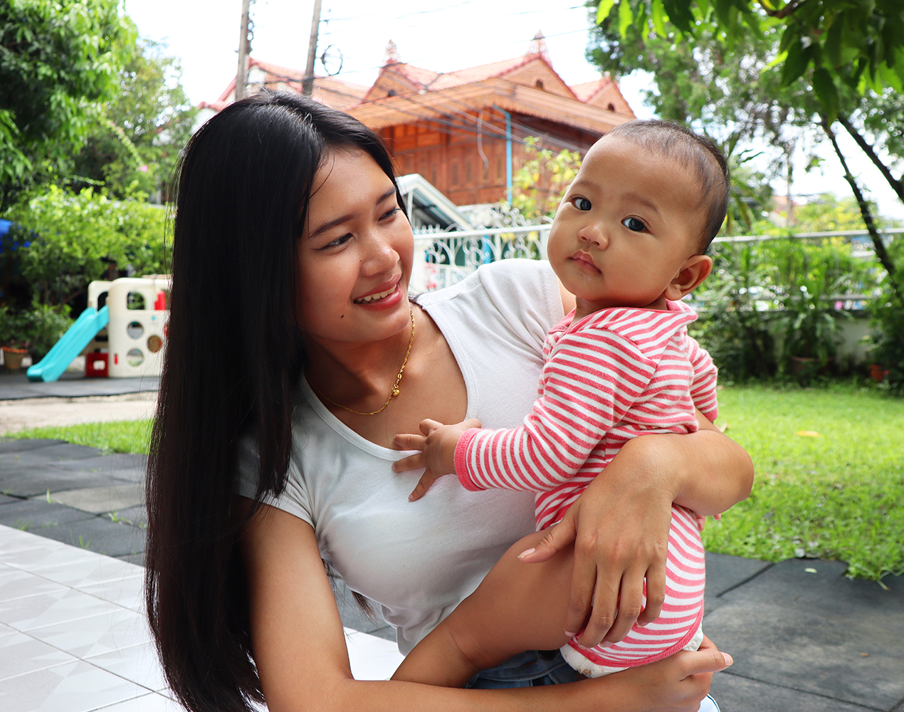 Thaimaalainen Som sai vauvan vain 14-vuotiaana ja asuu tyttärensä kanssa nyt äitinsä kanssa kolmistaan.