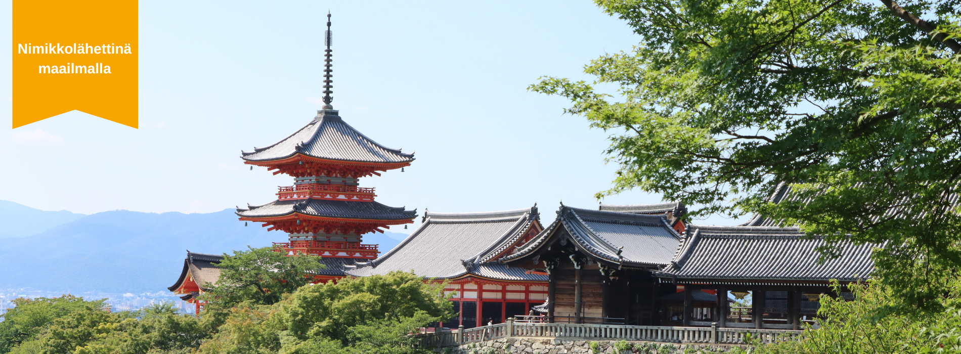 Nimikkolähettinä maailmalla, taustalla kuva japanilaisesta temppelistä