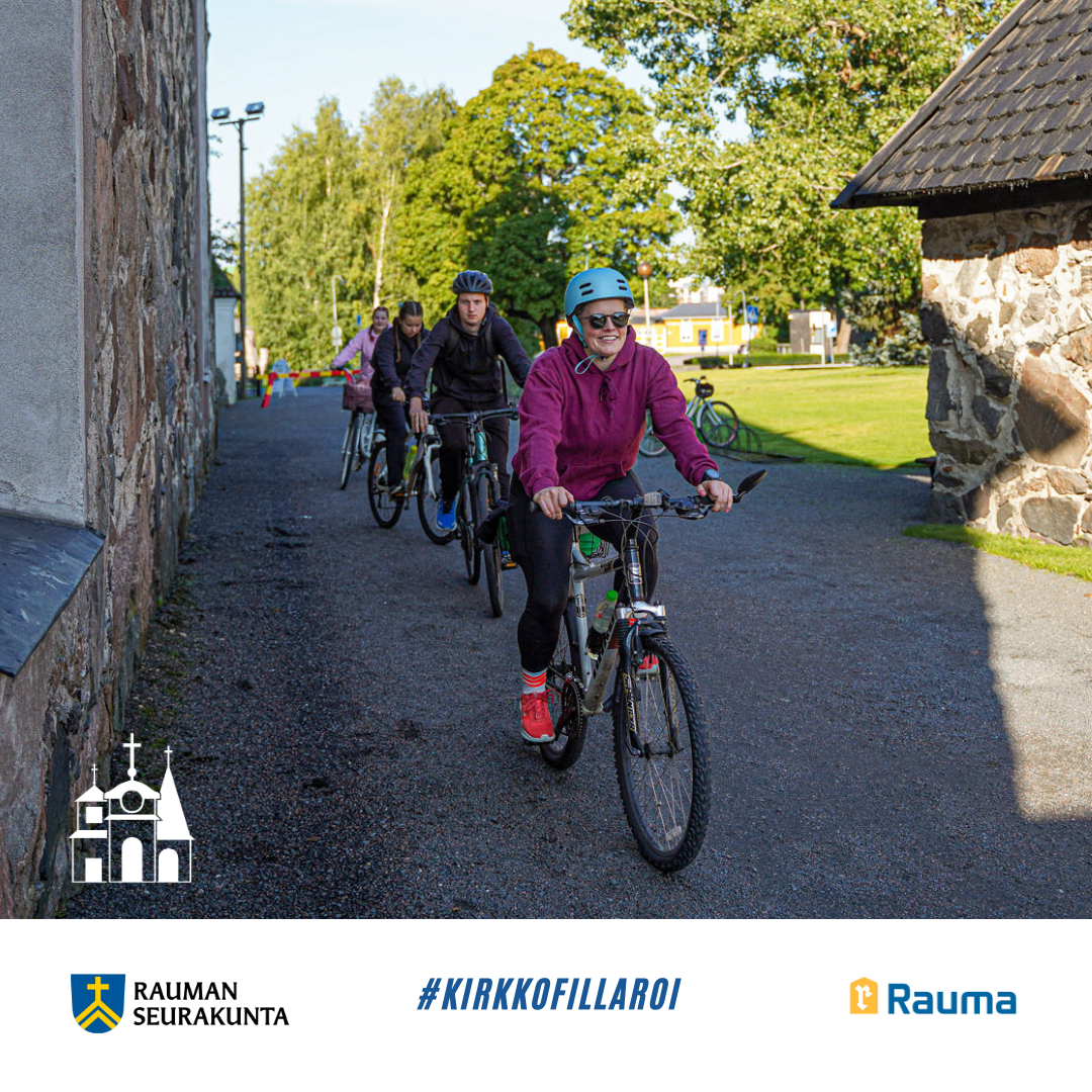 Hymyileviä ihmisiä pyörien kanssa. Teksti: Rauman seurakunta, Rauma, #kirkkofillaroi.
