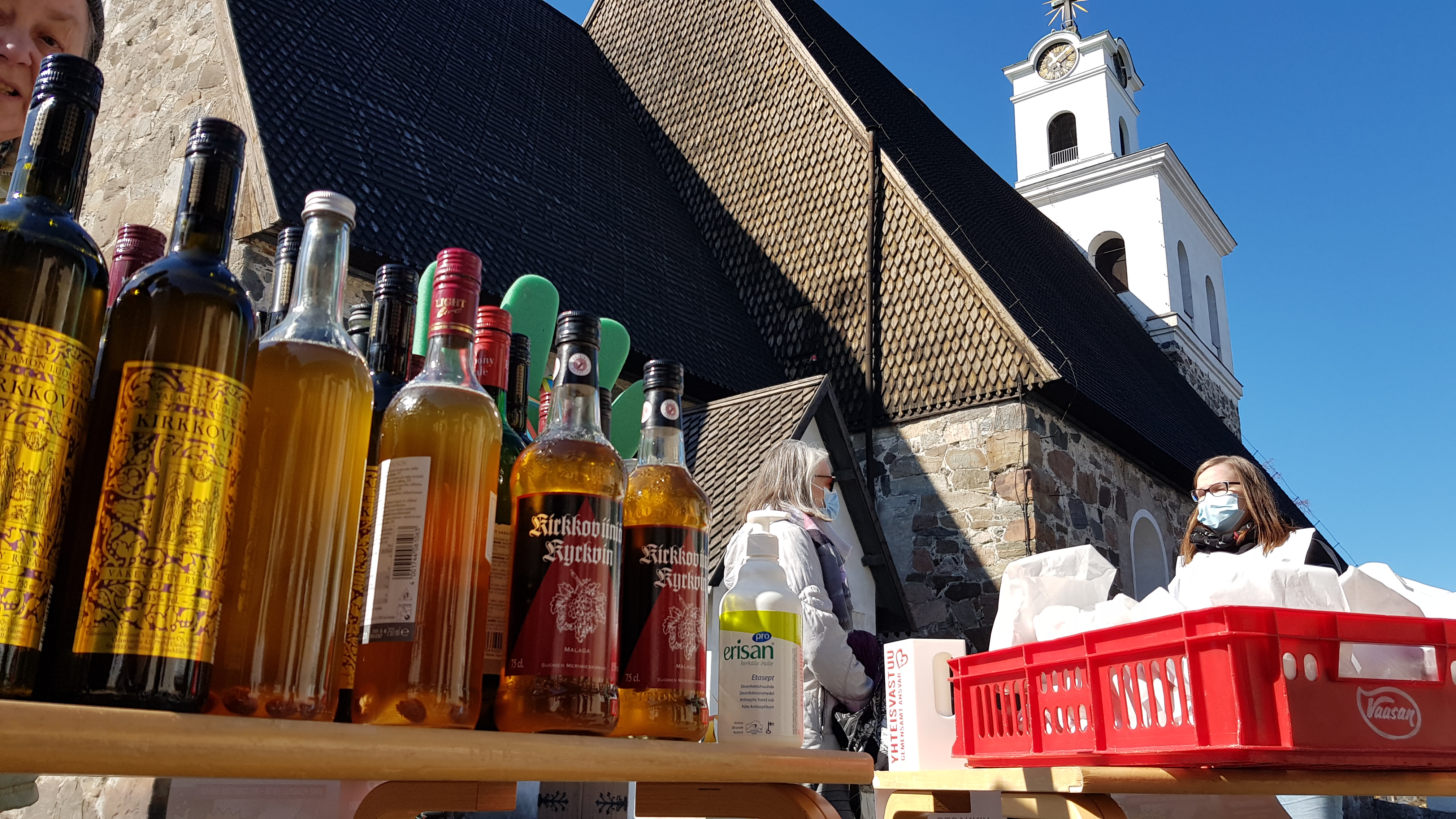 pulloja ja taustalla kirkko