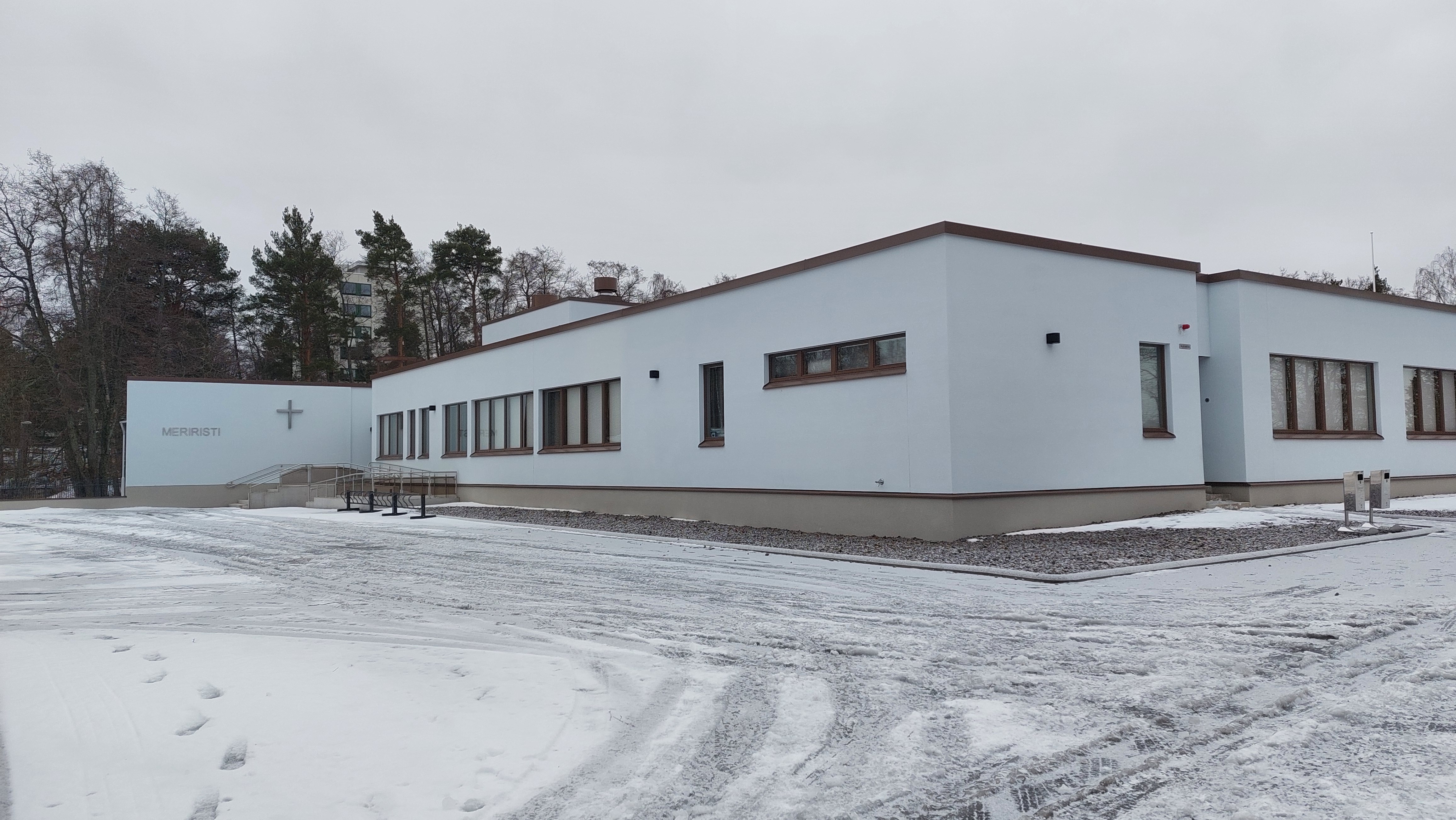 Valkoinen rakennus talvimaisemassa.