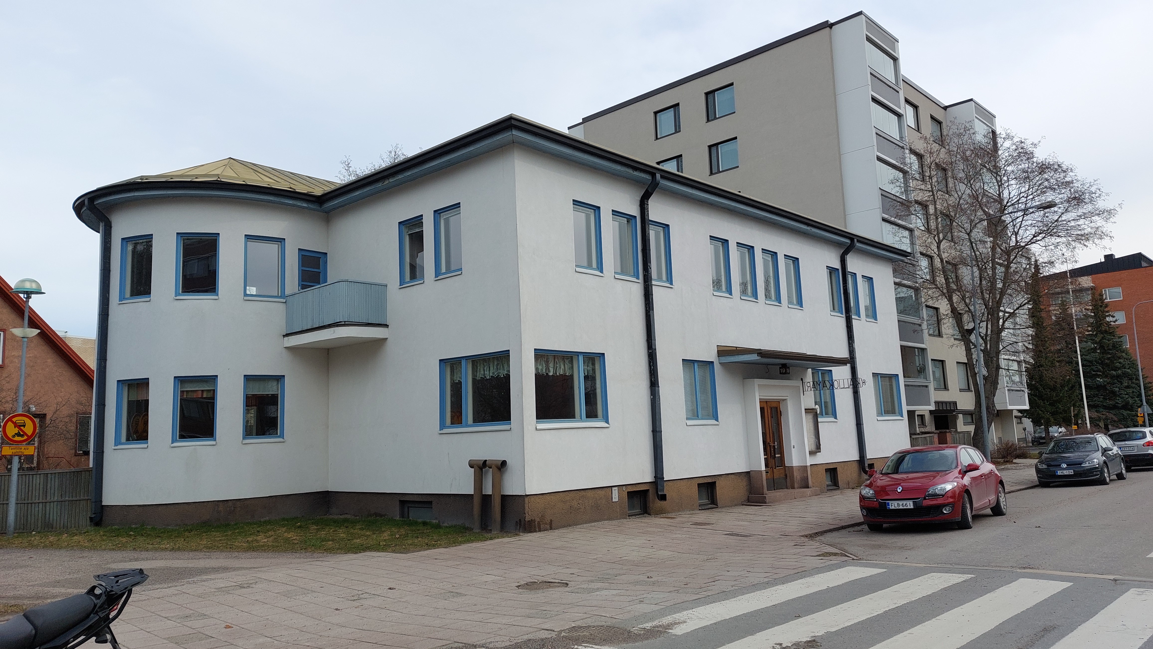 Valkoinen kaksikerroksinen rakennus