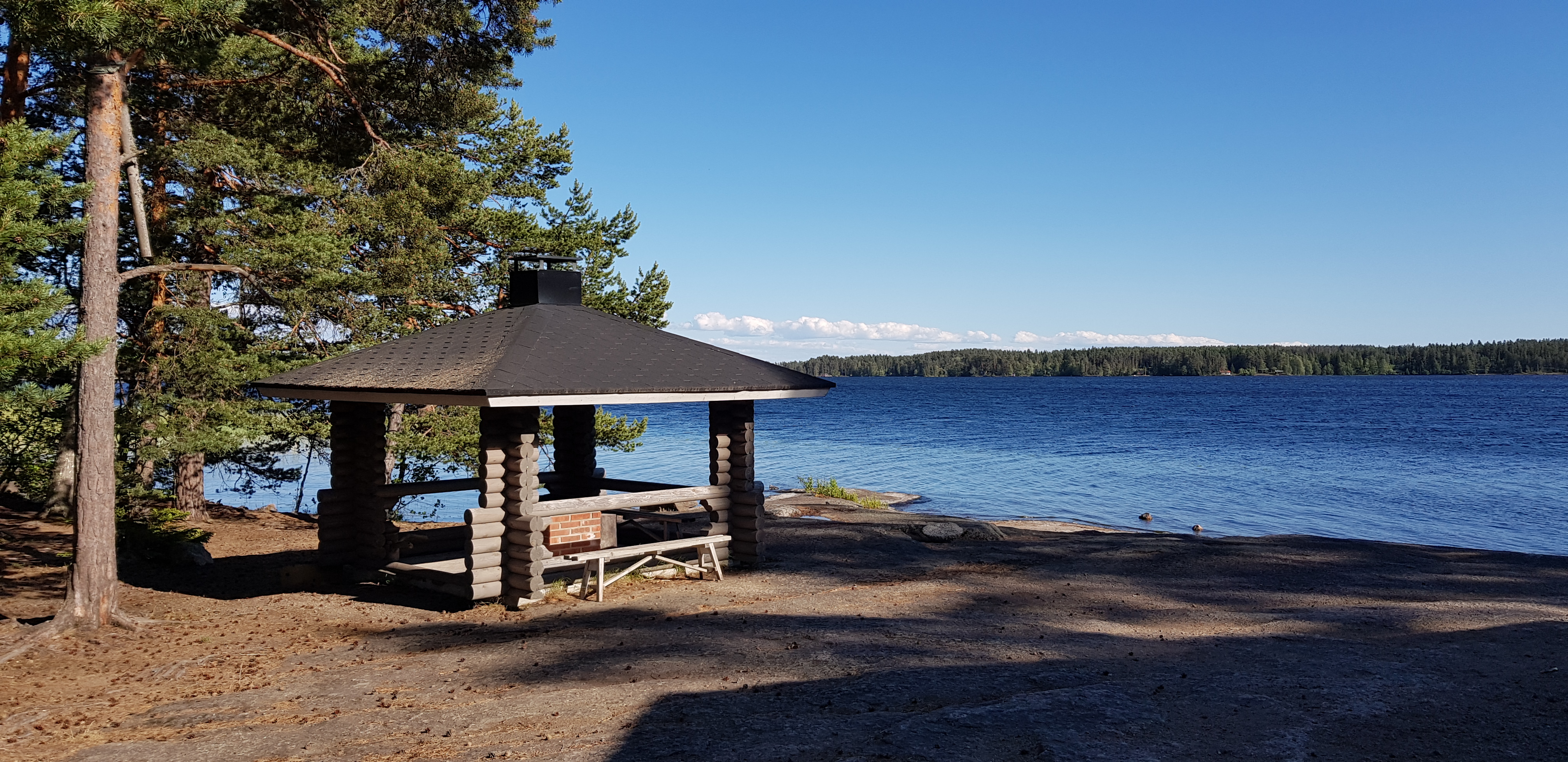 Narvijärven kesäkodin maisemaa: Narvijärven rannassa grillikatos