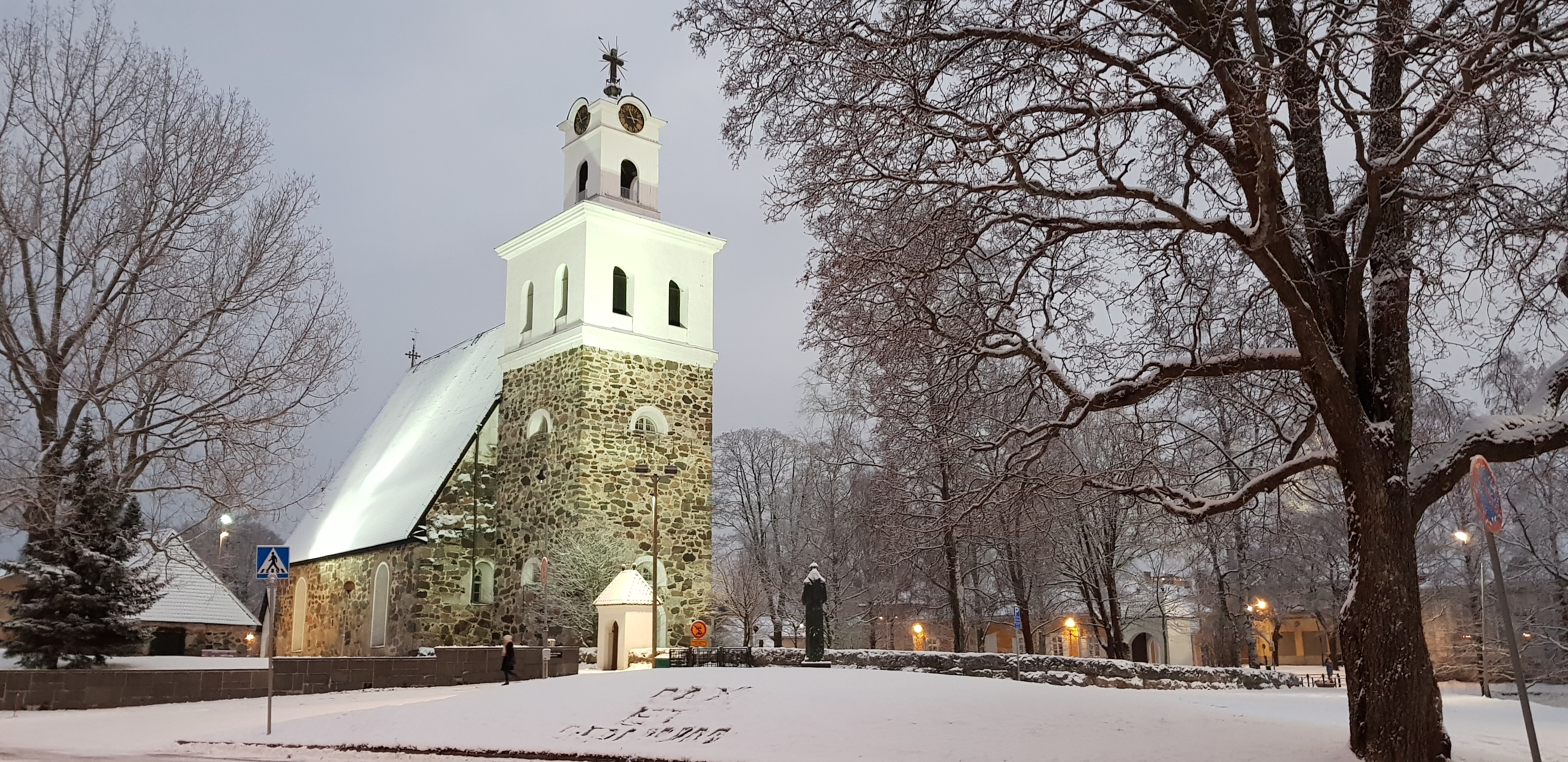 Pyhän Ristin kirkko ja luminen maisema