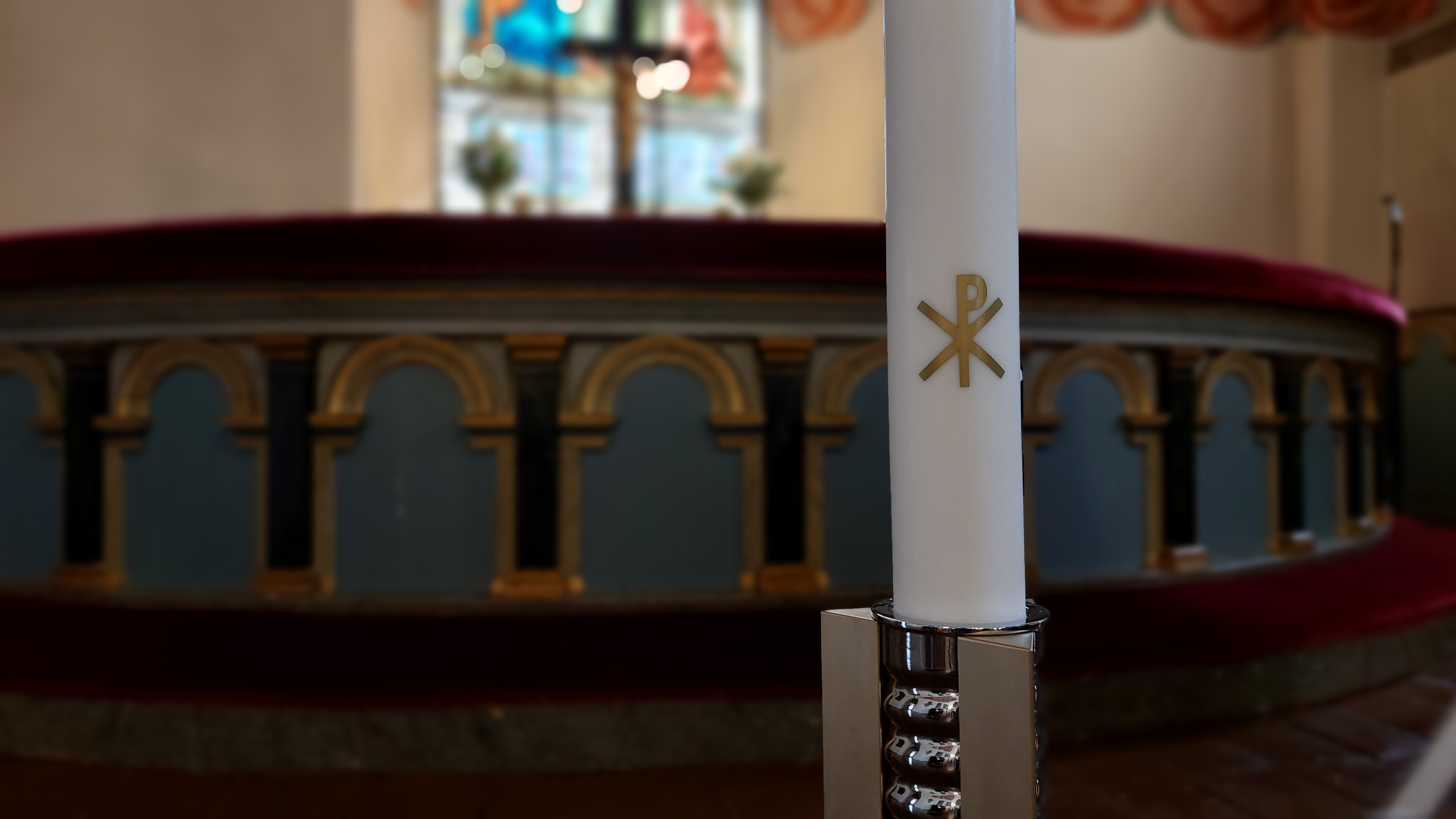 Kynttilänjalkaa, kynttilää ja kirkon alttaria
