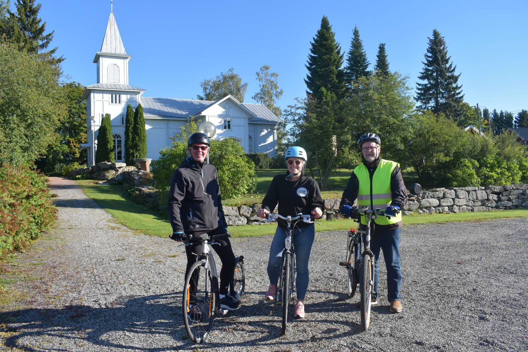Ari Rajamäki (vas.), Eeva Hietikko ja Jouni Mikkonen valmistautuvat kolmen kirkon pyöräilyyn Kodisjoen kirk...