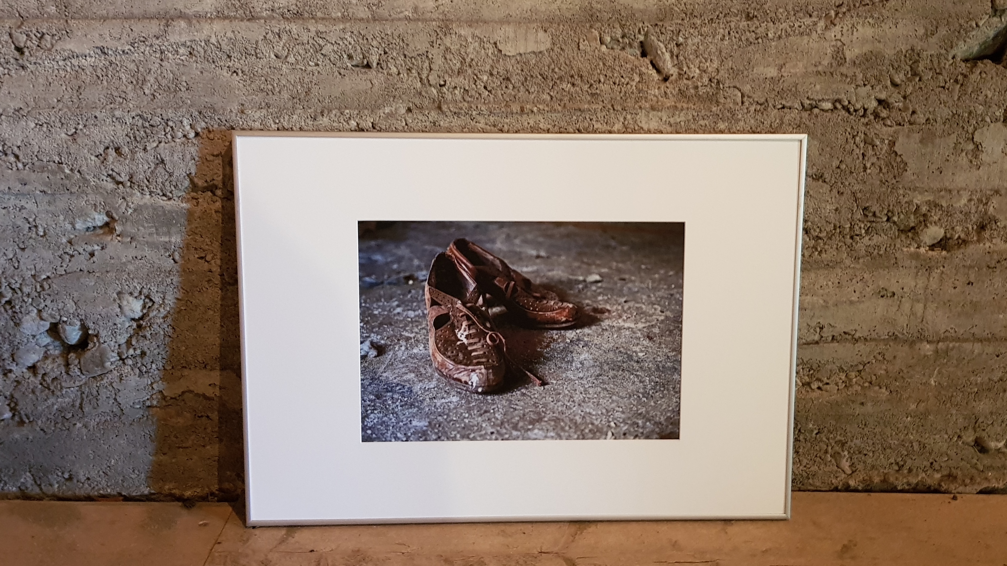Hannu Raevuoren valokuva vanhoista kengistä nojaa seinään Kirkonkellarissa.
