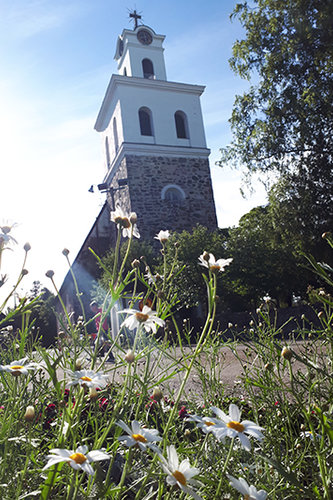 Kukkia ja taustalla Pyhän Ristin kirkko