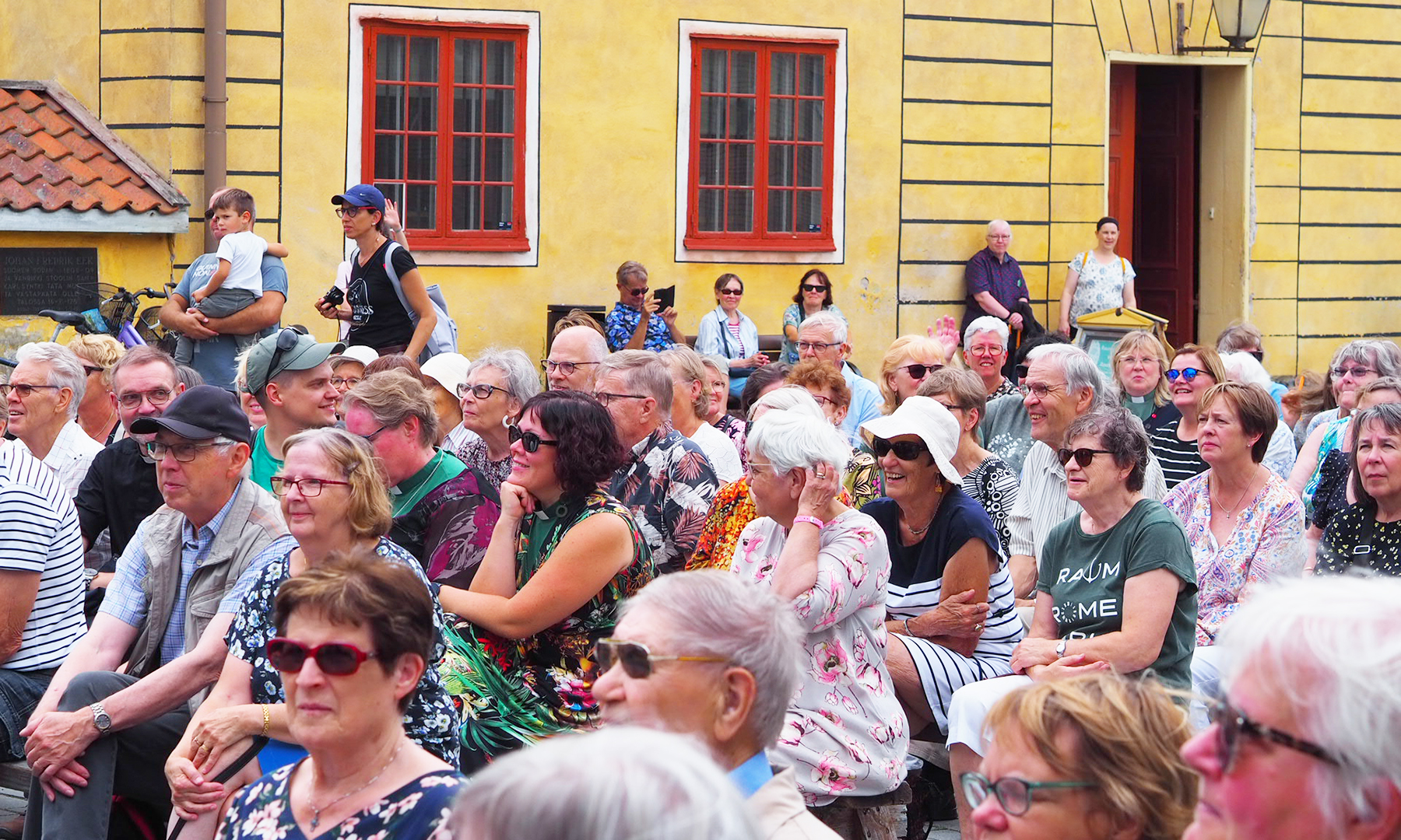 Ihmisiä Rauman torilla diakonian 150-vuotisjuhlassa