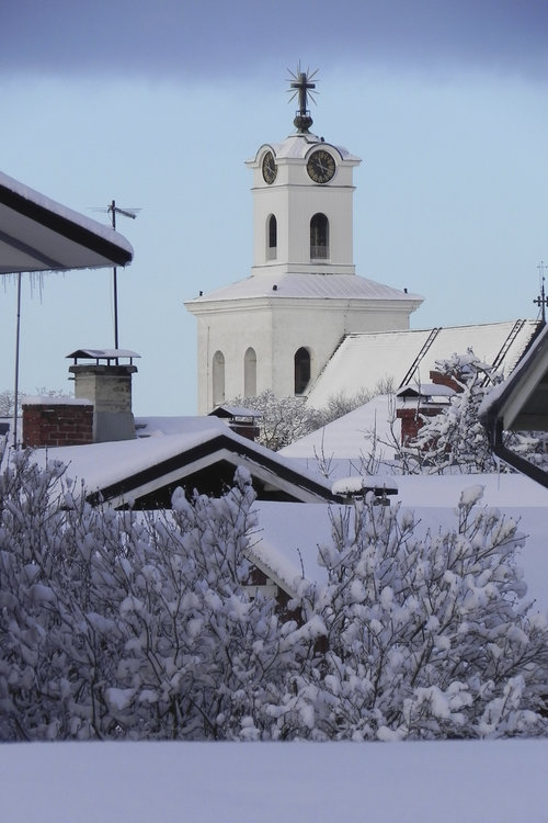 Pyhän Ristin kirkontorni talvella lumisessa maisemassa