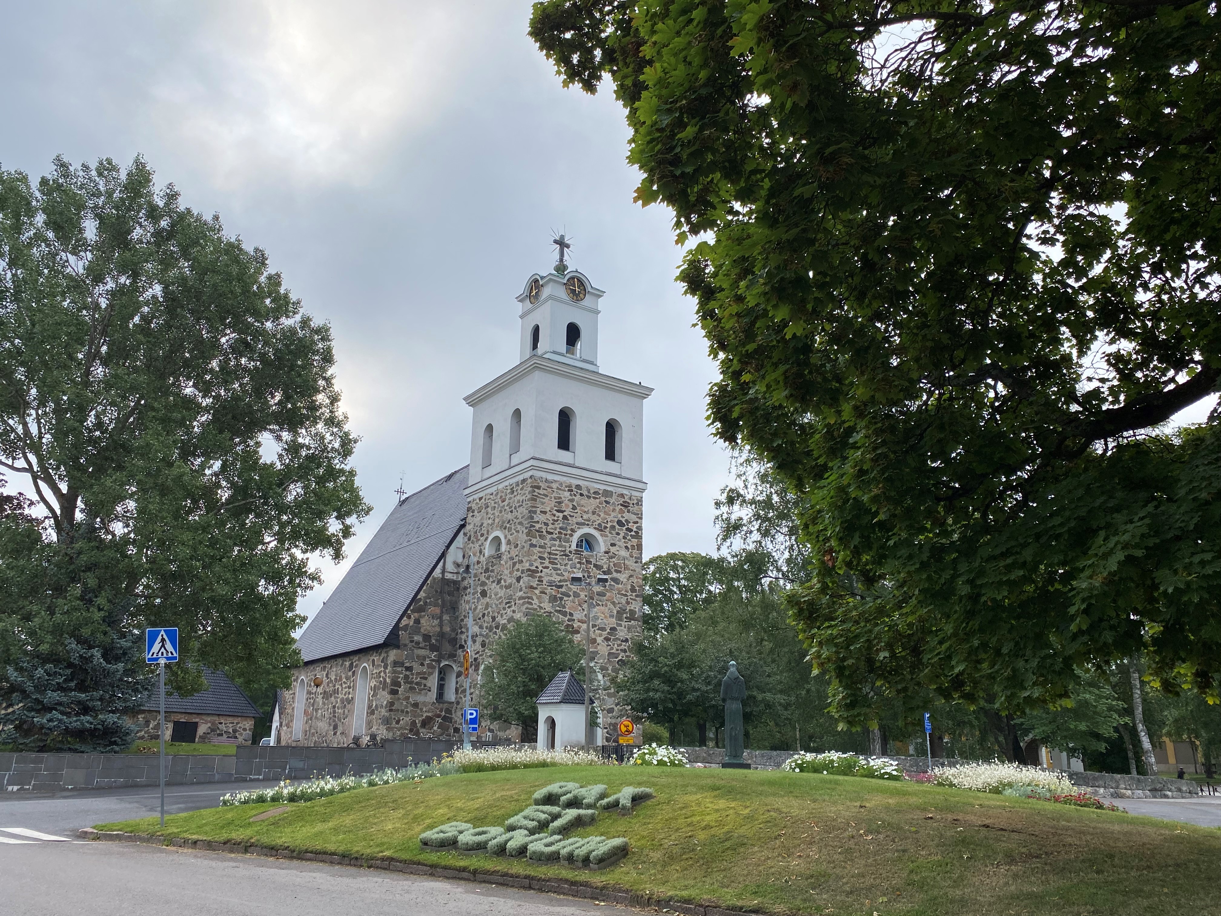 Pyhän Ristin kirkko ja puita