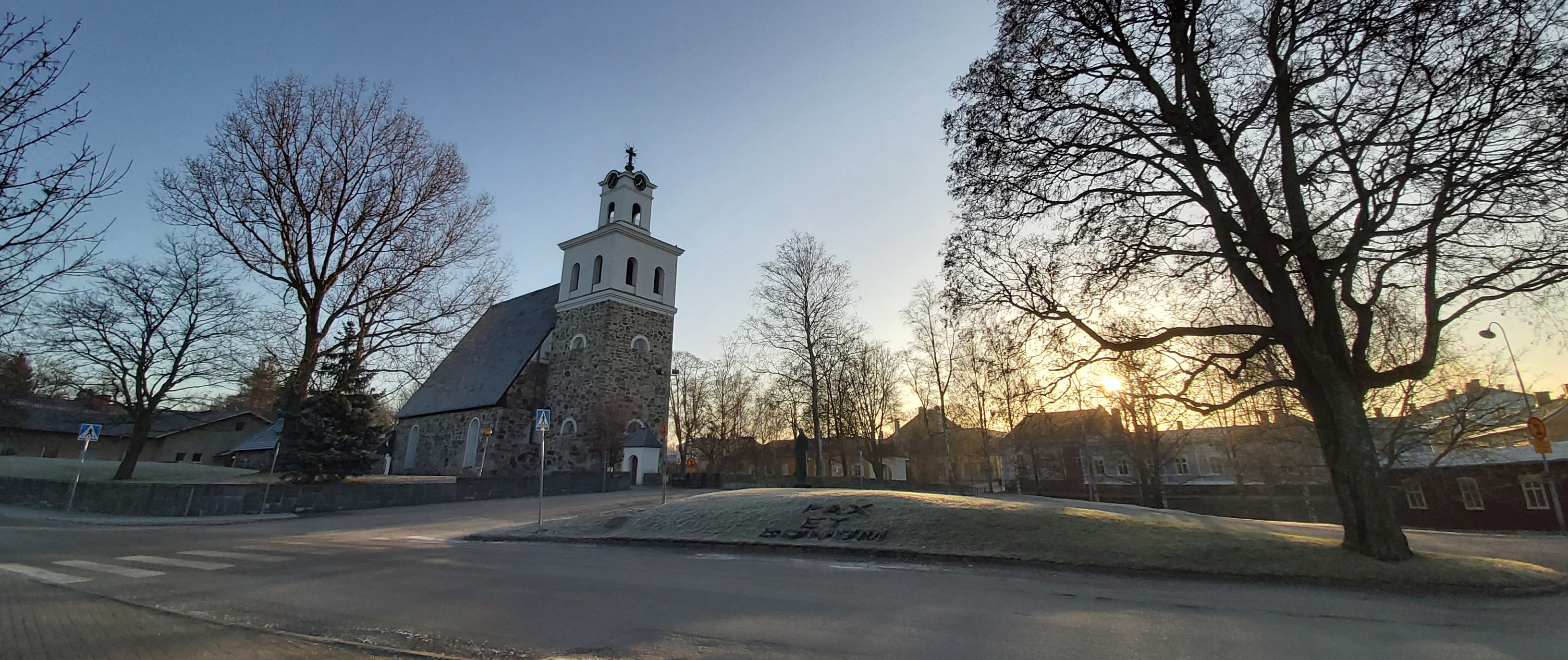 Kirkko ja puita