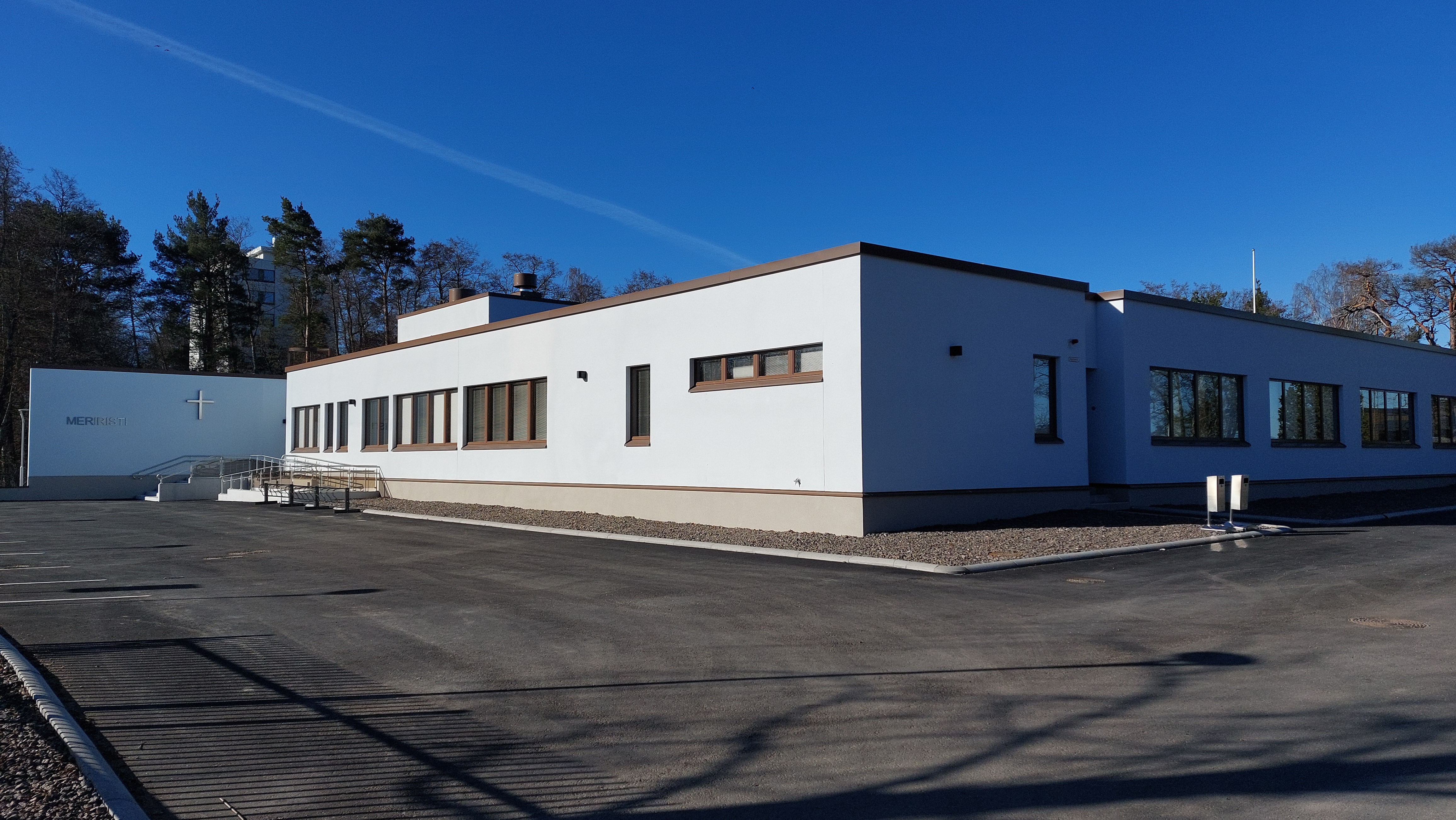 Meriristin leirikeskuksen valkoinen päärakennus