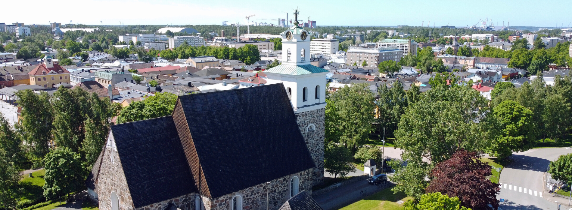 Ilmakuva kirkosta, taustalla rakennuksia