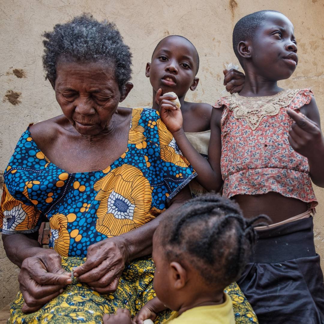 Vasemmalla ugandalainen Elizabeth, vasemmalla hänen kolme pientä lapsenlasta.