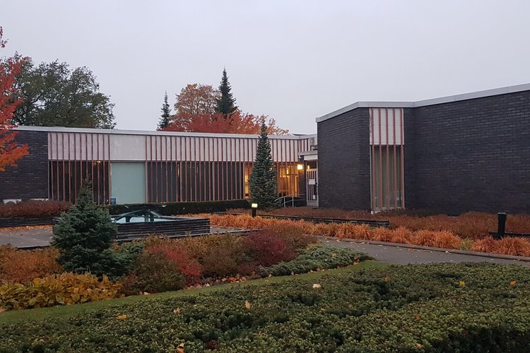 kuva Rauman seurakunnan virastotalosta syksyllä