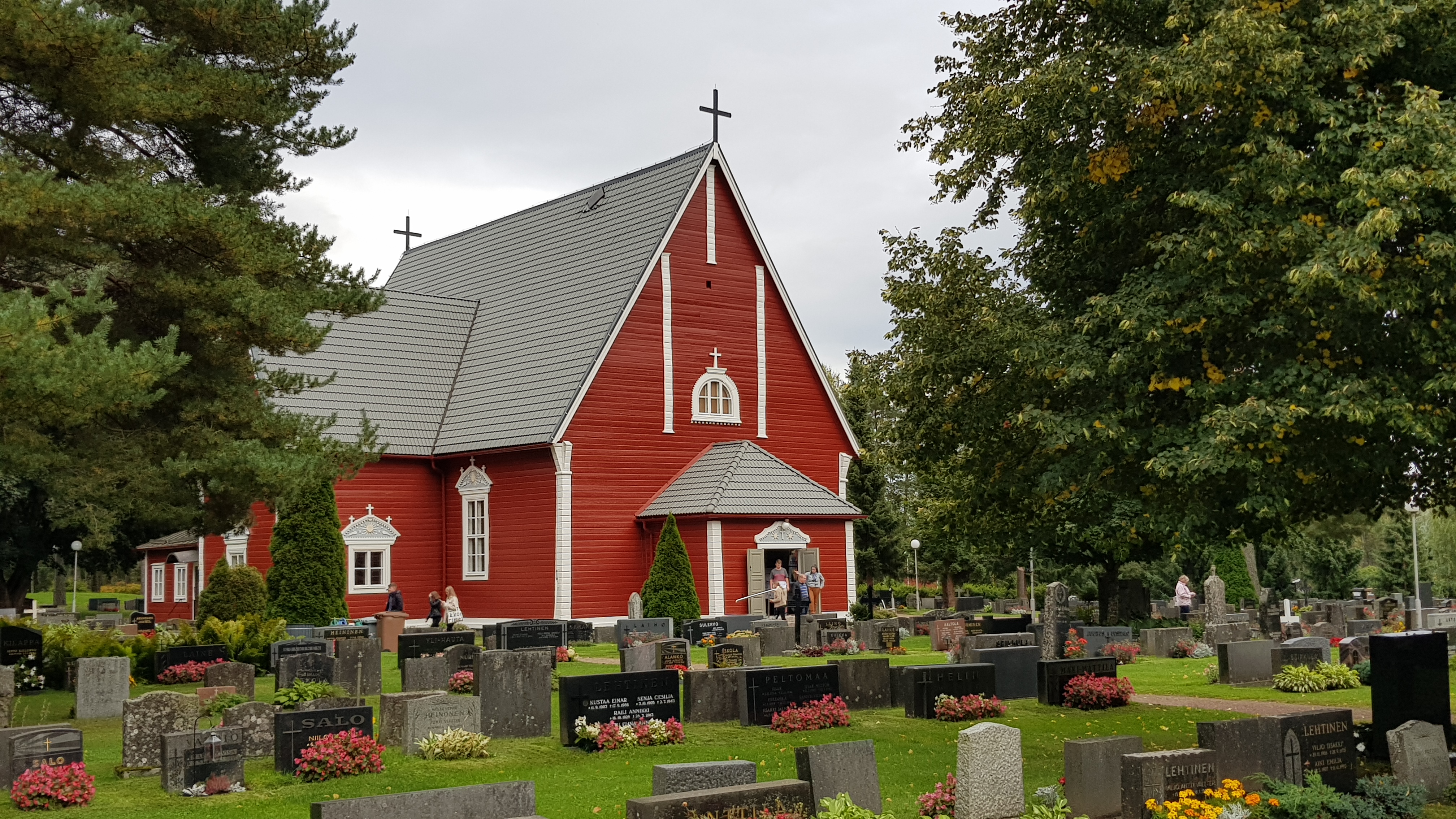 Lapin kirkko ja hautausmaa syksy 2020.jpg