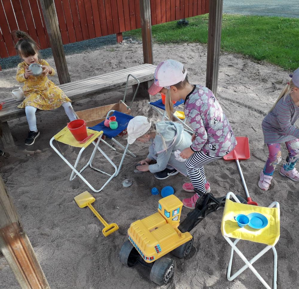 Lapsia leikkimässä hiekkaleluilla