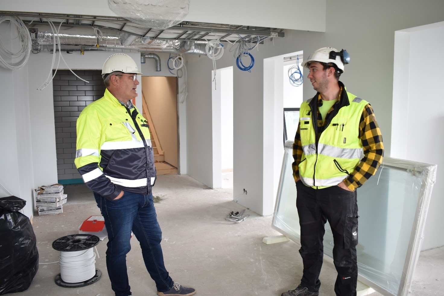 Kuvassa kaksi hnkilöä, Eino Korsi ja Jami Annala remontin keskellä sisätiloissa.