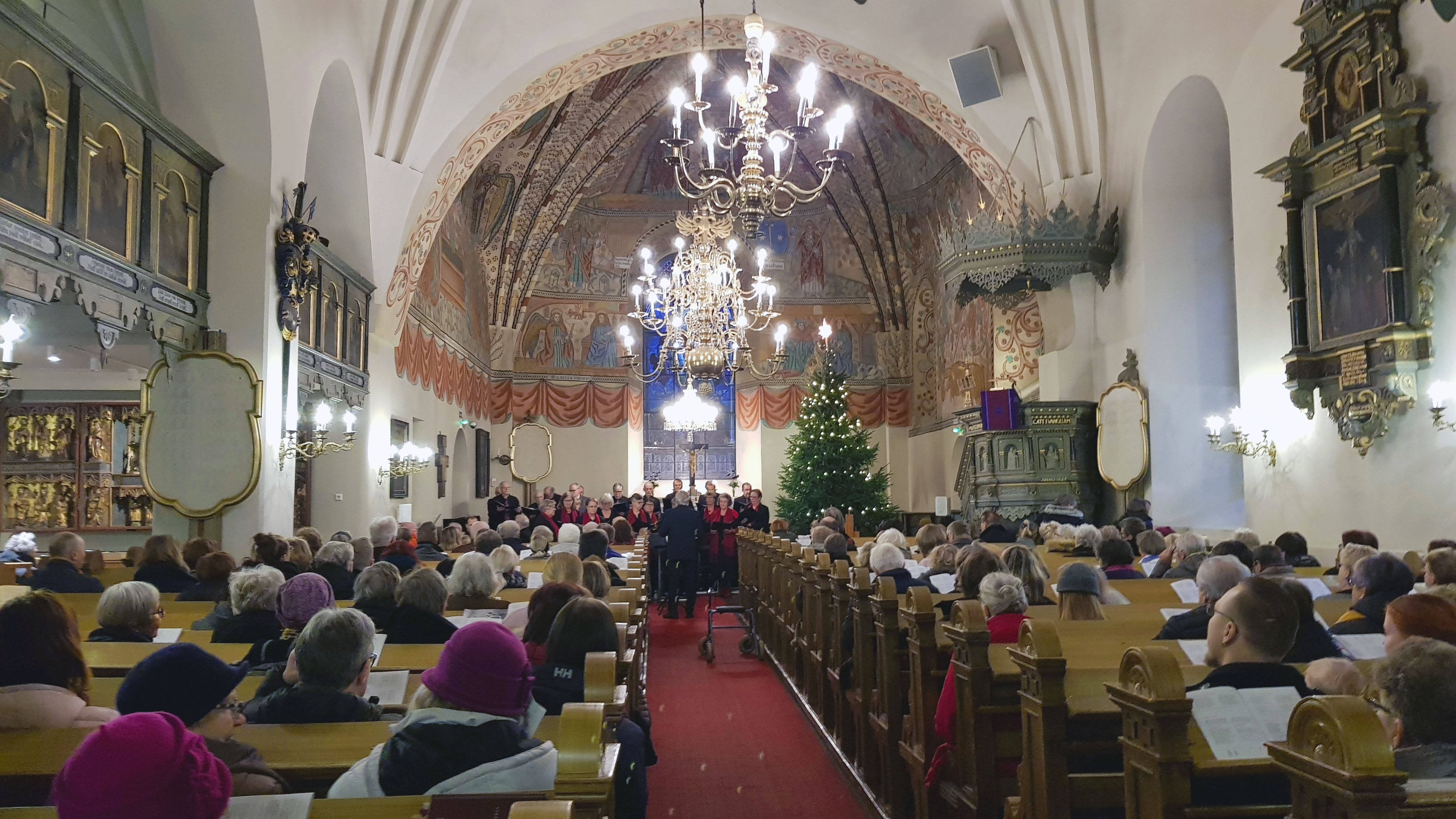 Ihmisiä kirkossa