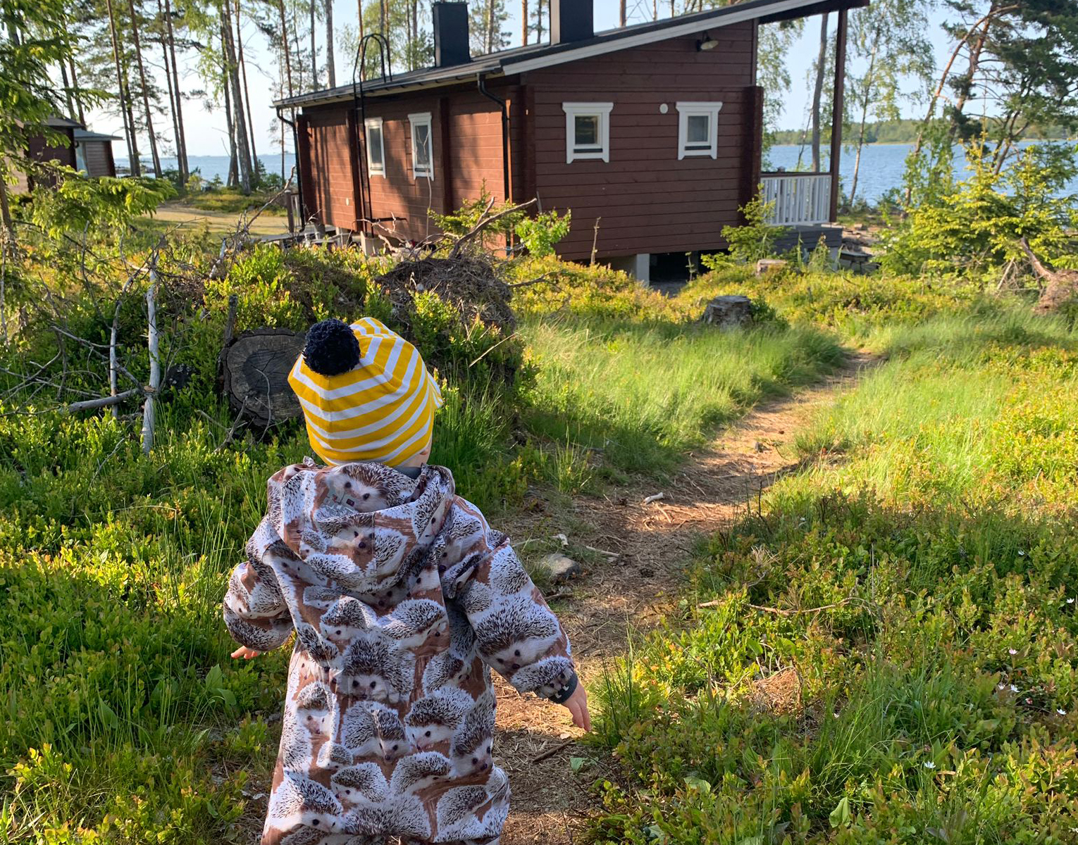 Lapsi metsäpolulla