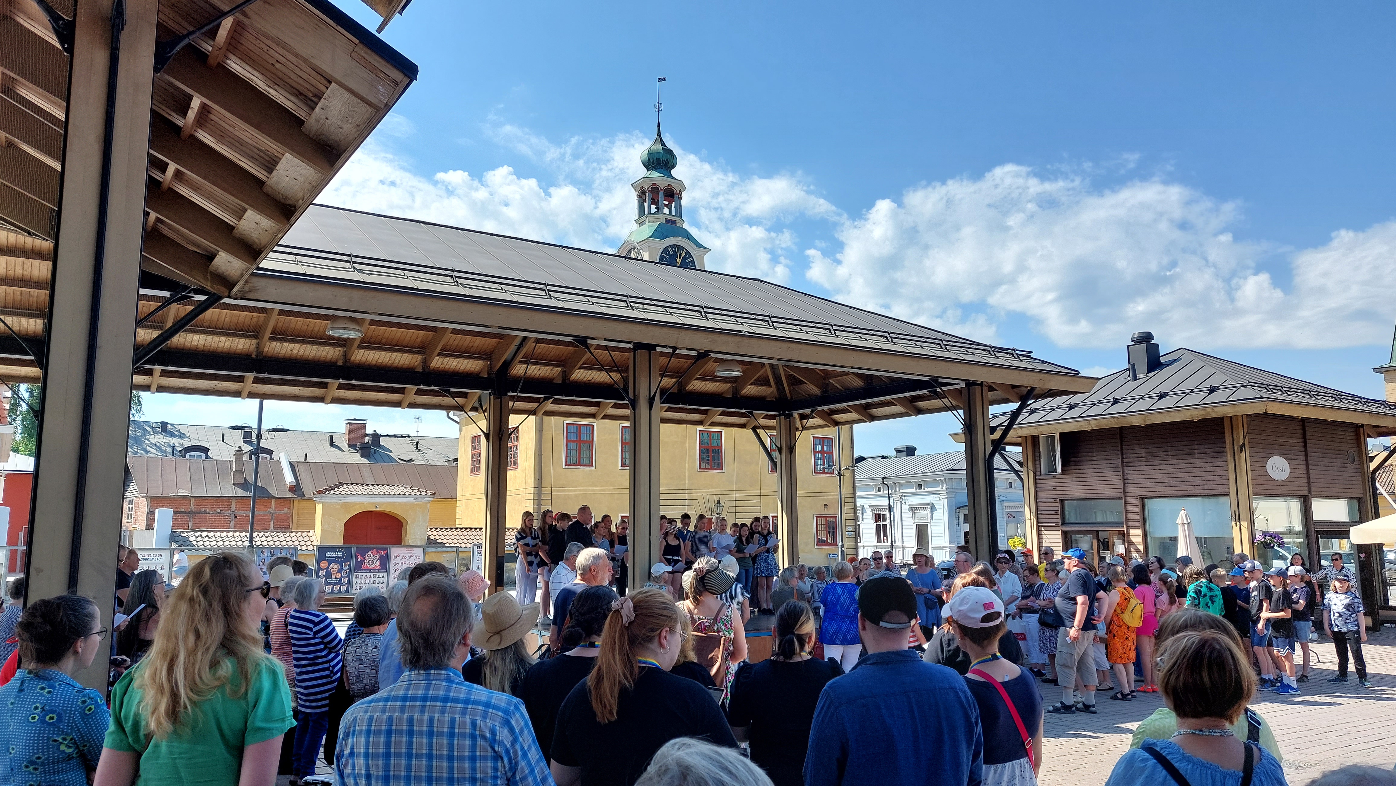 Ihmisiä ulkona torilla